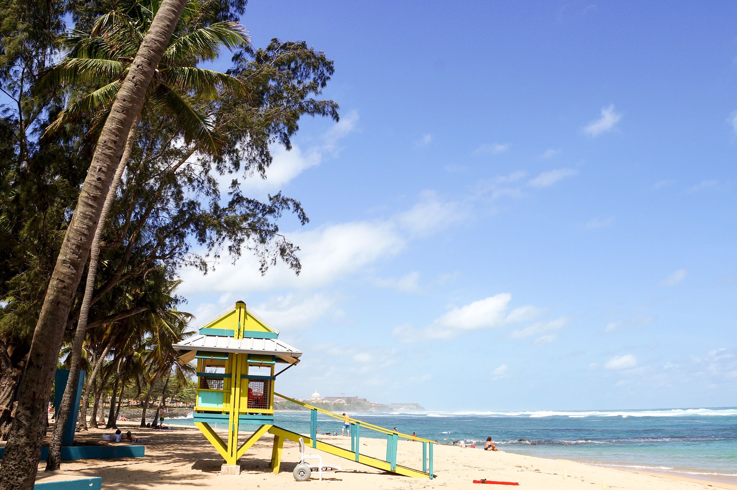 Der Strand von San Juan am Balneario El EscambrÃ³n in Puerto Rico