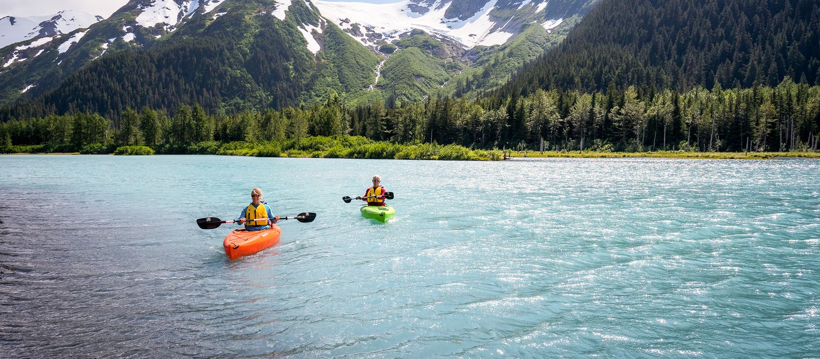 Zwei Personen fahren im Kajak über den Glacier Lake in Alaska