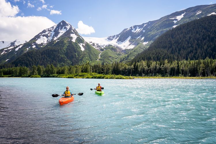 Zwei Personen fahren im Kajak über den Glacier Lake in Alaska