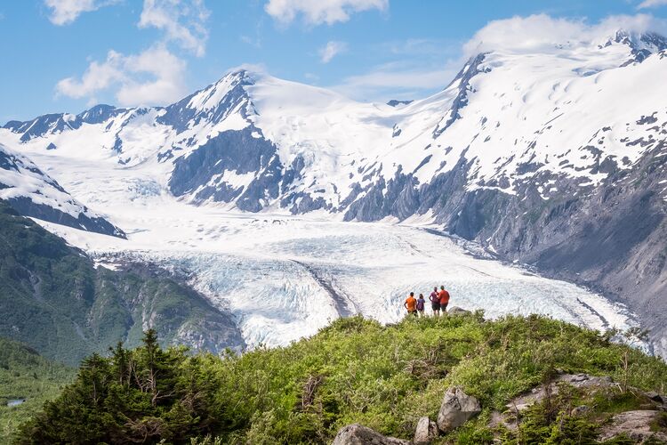 Wanderer im Portage Pass vor dem Portage Glacier in Alaska