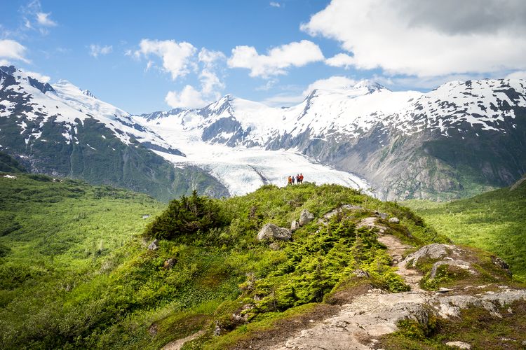 Wanderer im Portage Pass vor dem Portage Glacier in Alaska