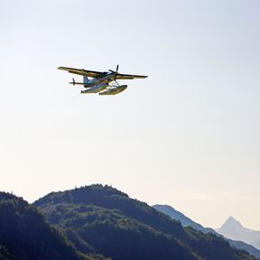 Wasserflugzeug in der Redoubt Bay, Alaska