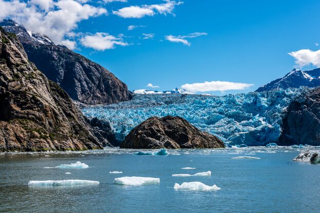 Traumhafte Sicht auf den Sawyer Gletscher im Tracy Arm Fjord in Alaska