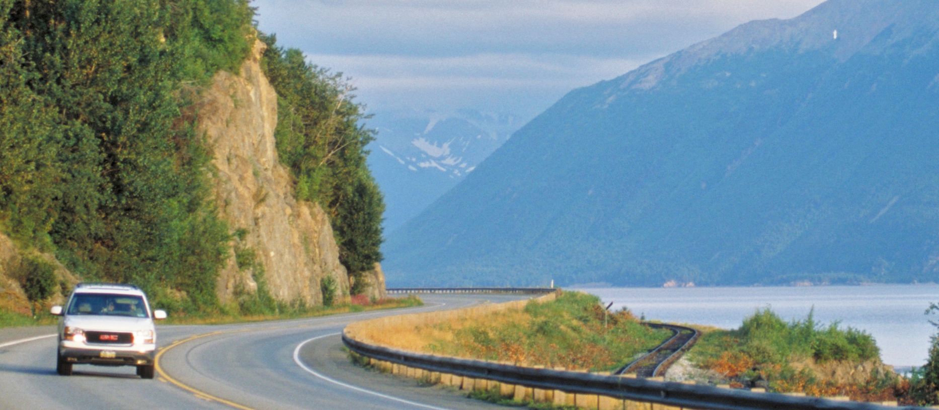 regionen/usa/alaska/allgemein/see-strasse-auto-panorama.cr1866x816-469x0
