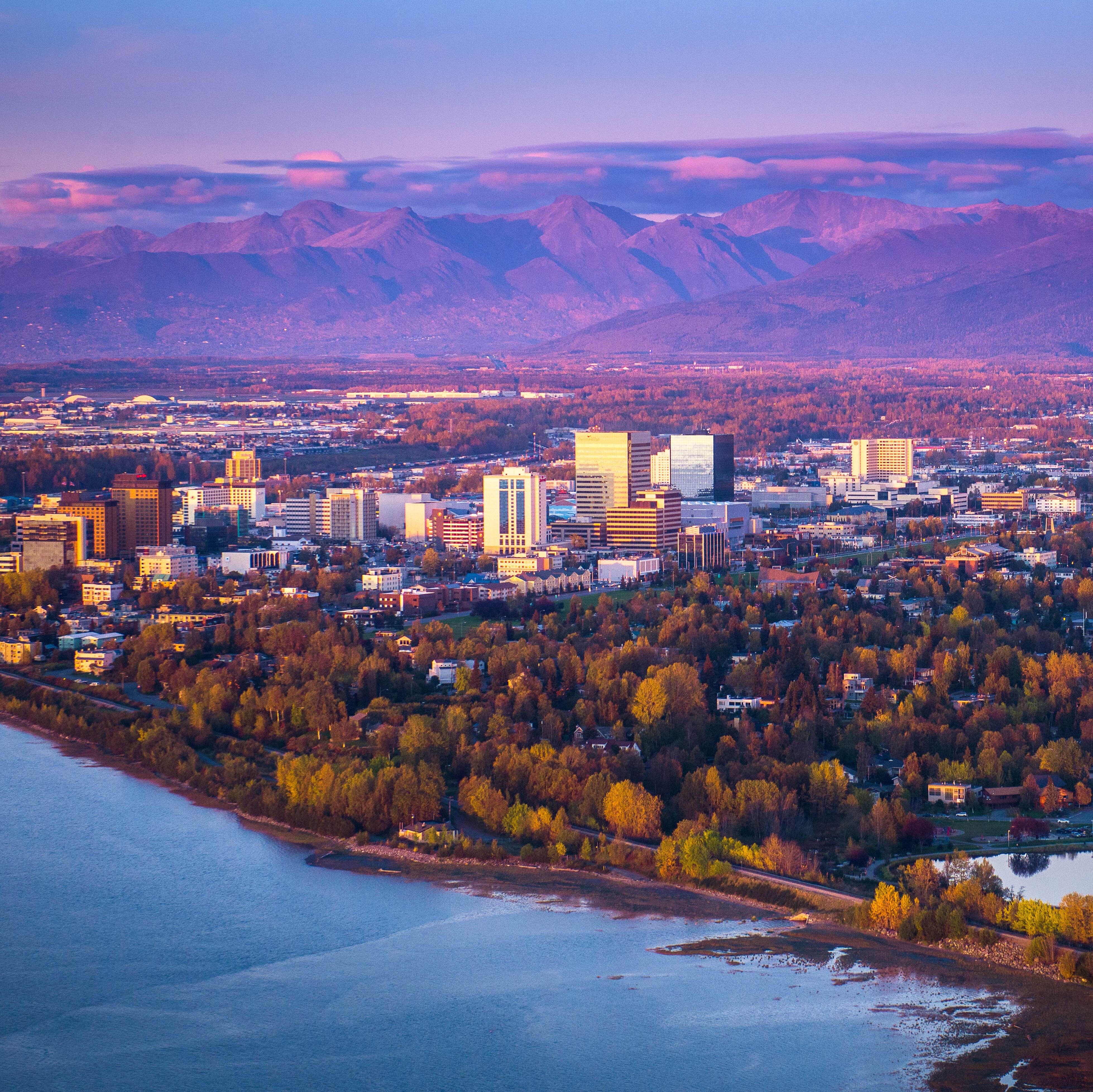 Blick auf Anchorage und die Chugach Mountains im Abendlicht