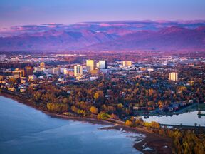Blick auf Anchorage im Abendlicht Blick auf Anchorage im Abendlicht
