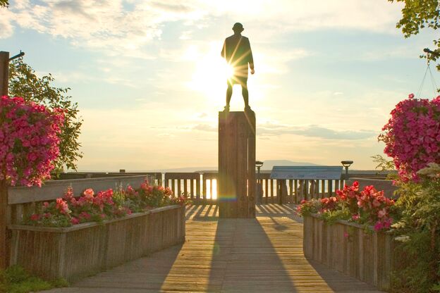 Statue des Captain Cook im Resolution Park in der Third Avenue, Anchorage, Alaska