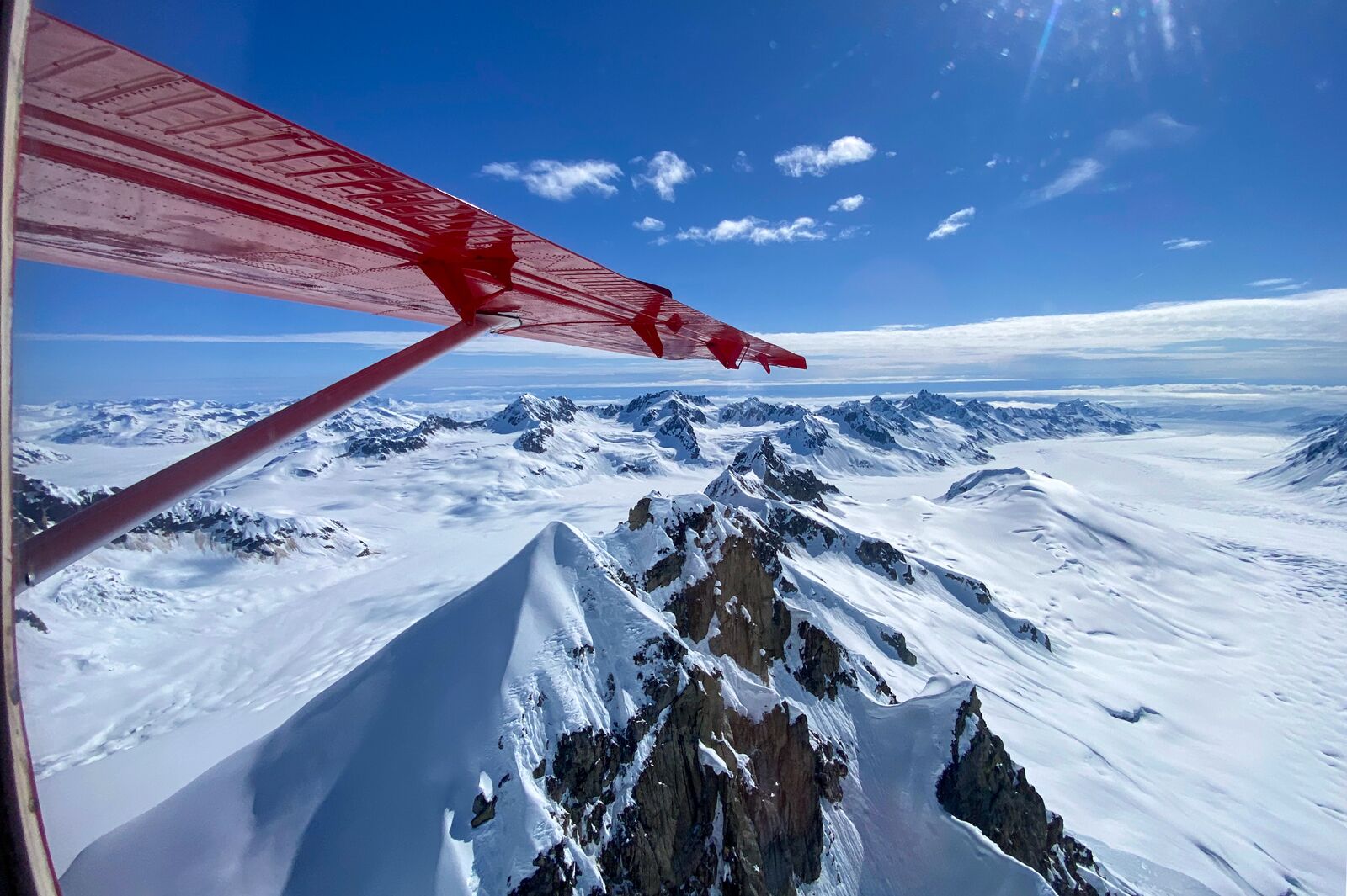 Ausflug über den schneebedeckten Bergen der Alaskan Range
