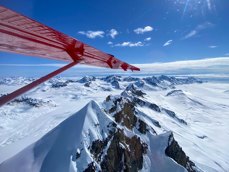 Ausflug über den schneebedeckten Bergen der Alaskan Range