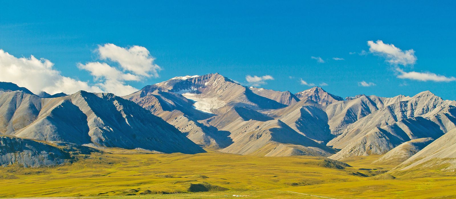 Blick auf den Dalton Highway und den Nordteil des Brooks Range