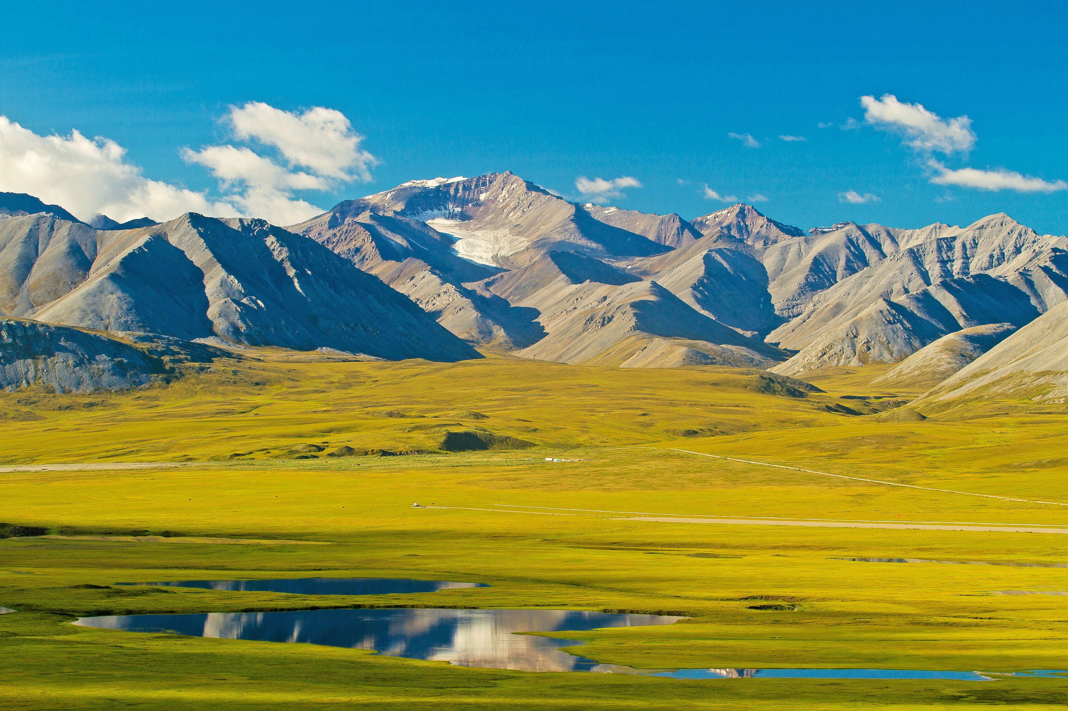 Blick auf den Dalton Highway und den Nordteil des Brooks Range