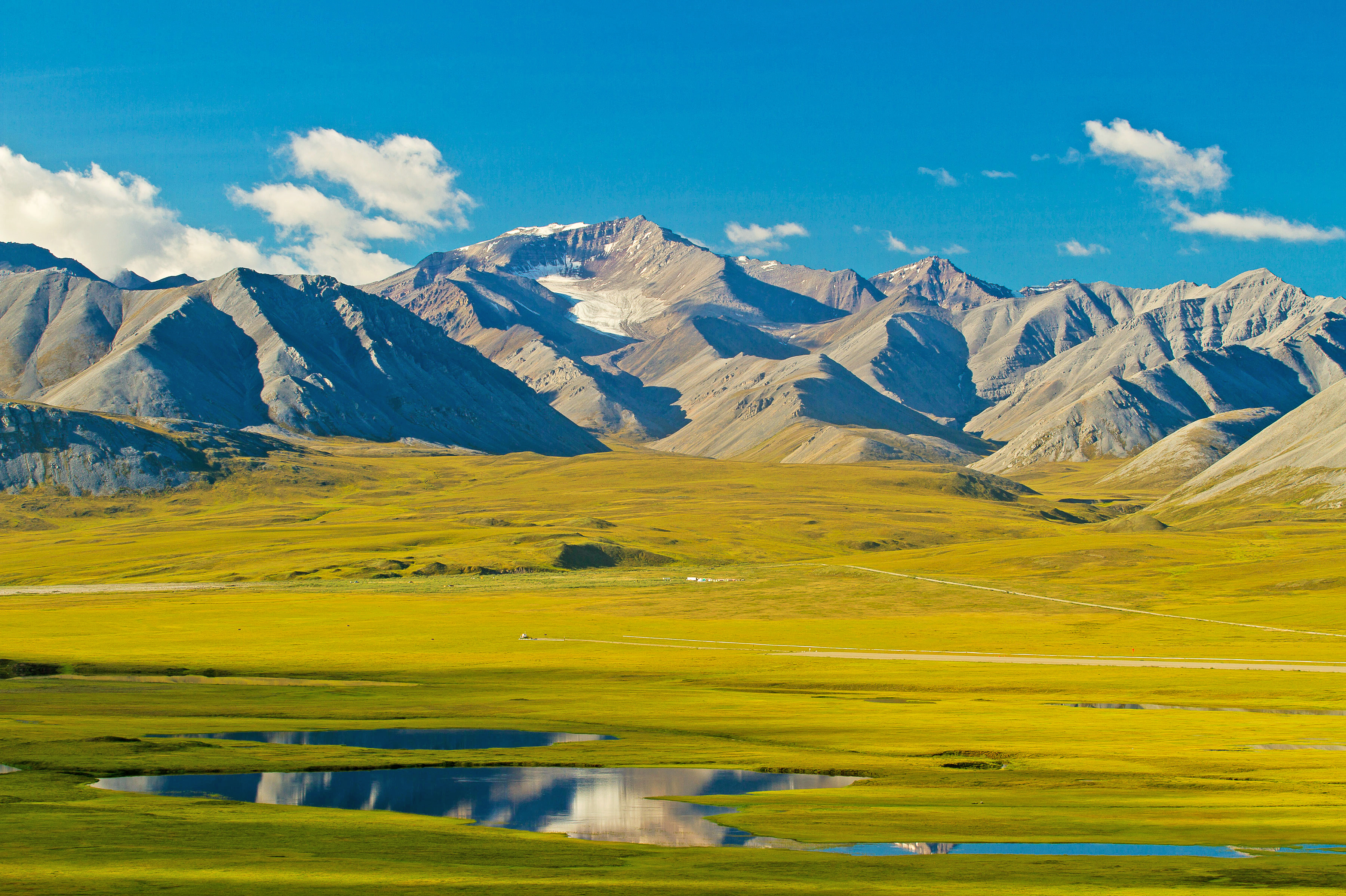 Blick auf den Dalton Highway und den Nordteil des Brooks Range