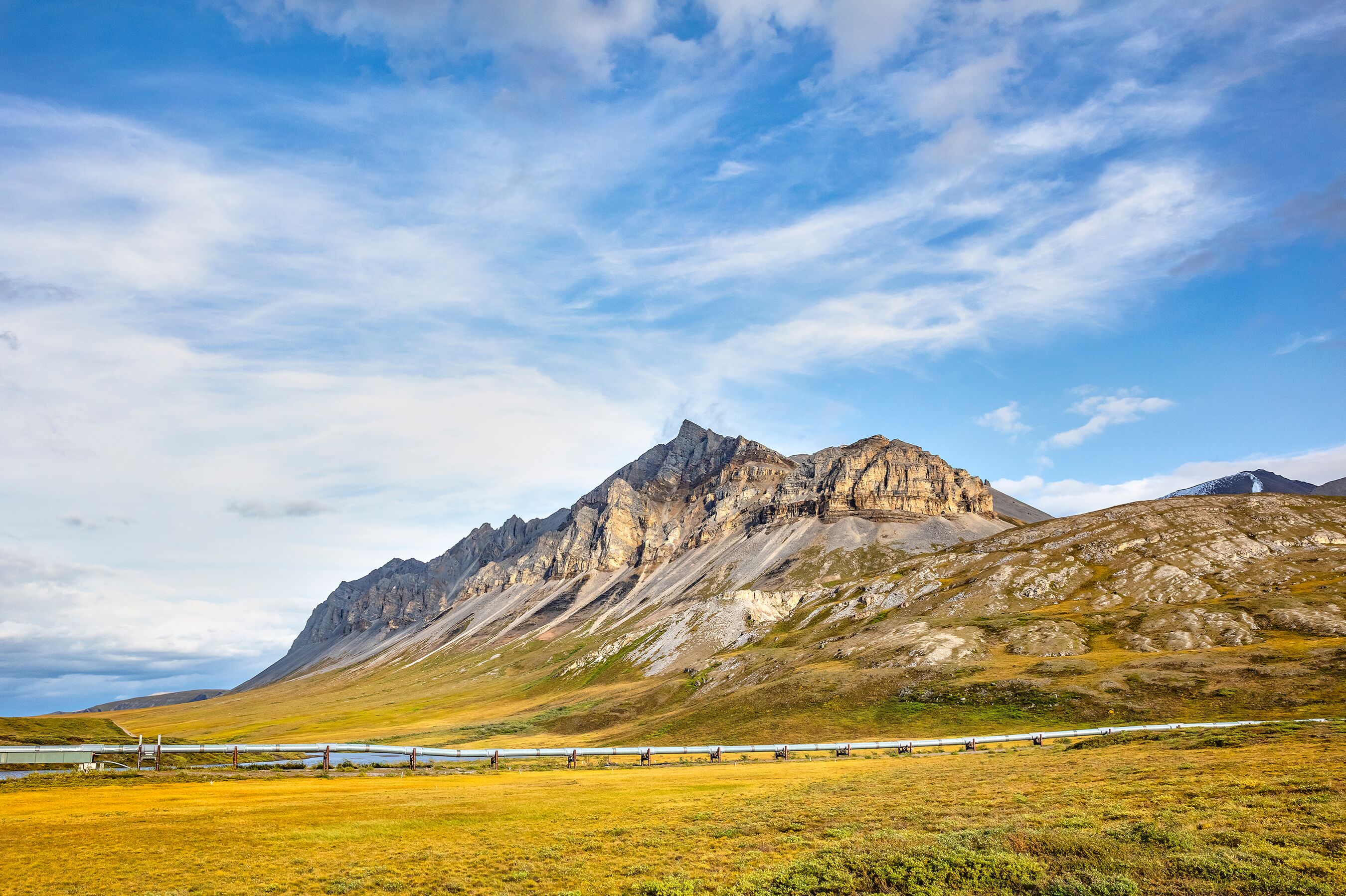 Blick auf die Brooks Bergkette und die Trans-Alaska Pipeline vom Dalton Highway in Alaska