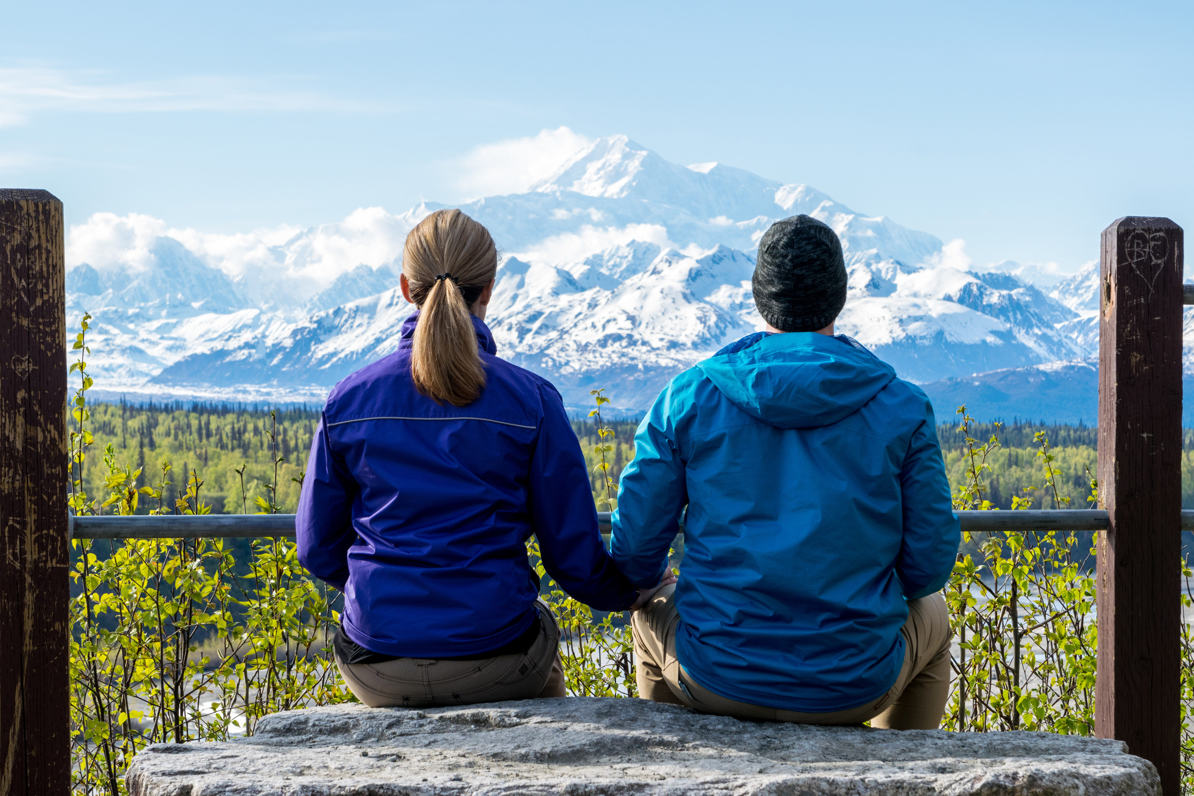 Ein Paar mit Blick auf den Mount Denali in Alaska