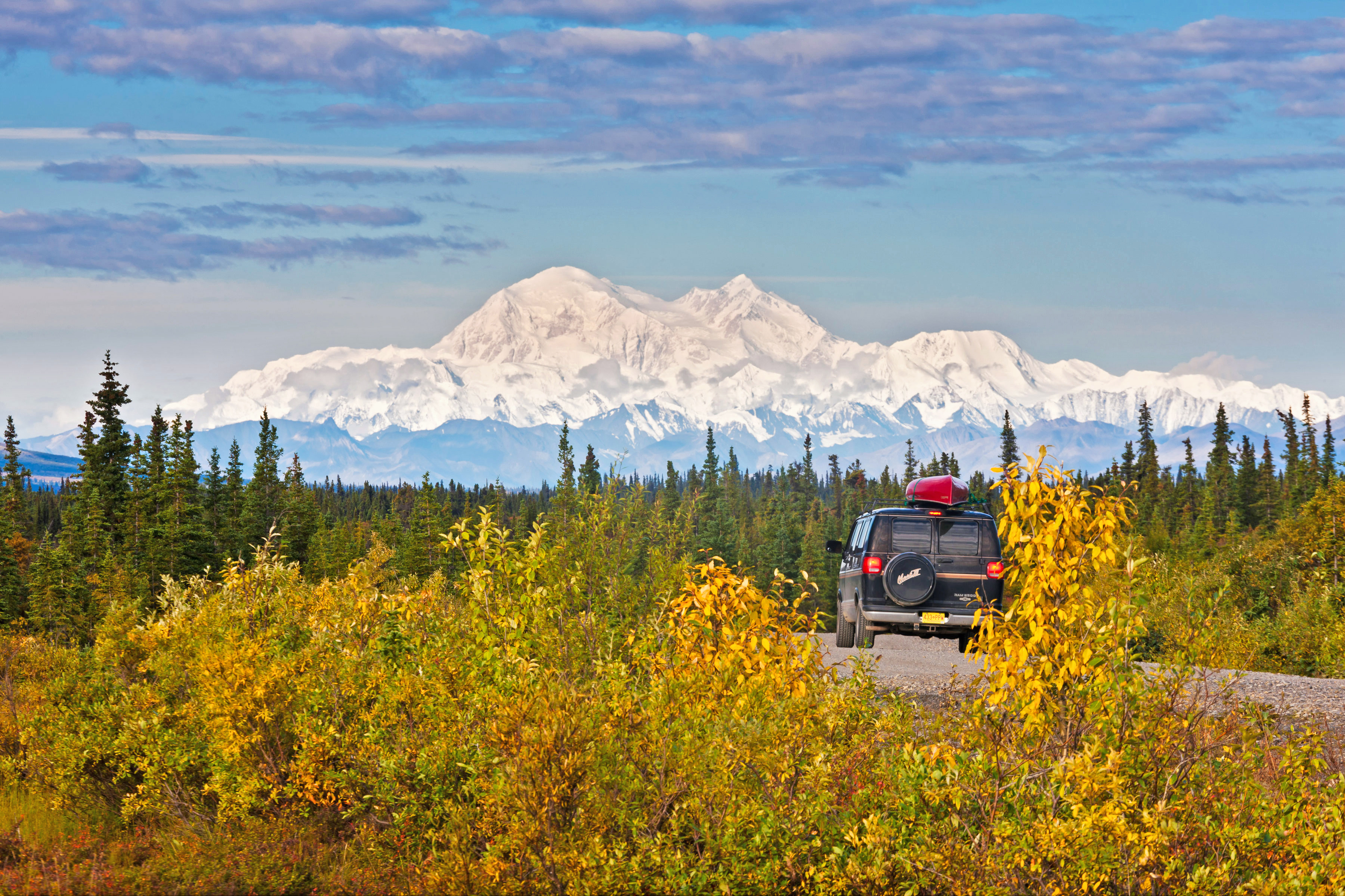 Unterwegs auf dem Denali Highway mit Blick auf den Mount Denali in der Naehe von Cantwell