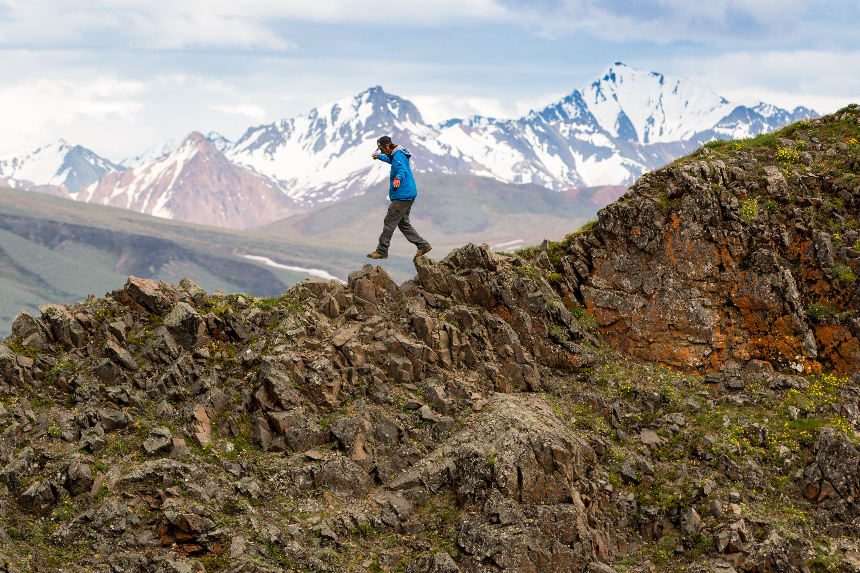 Ein Wanderer erklimmt eine Bergkette des Denali