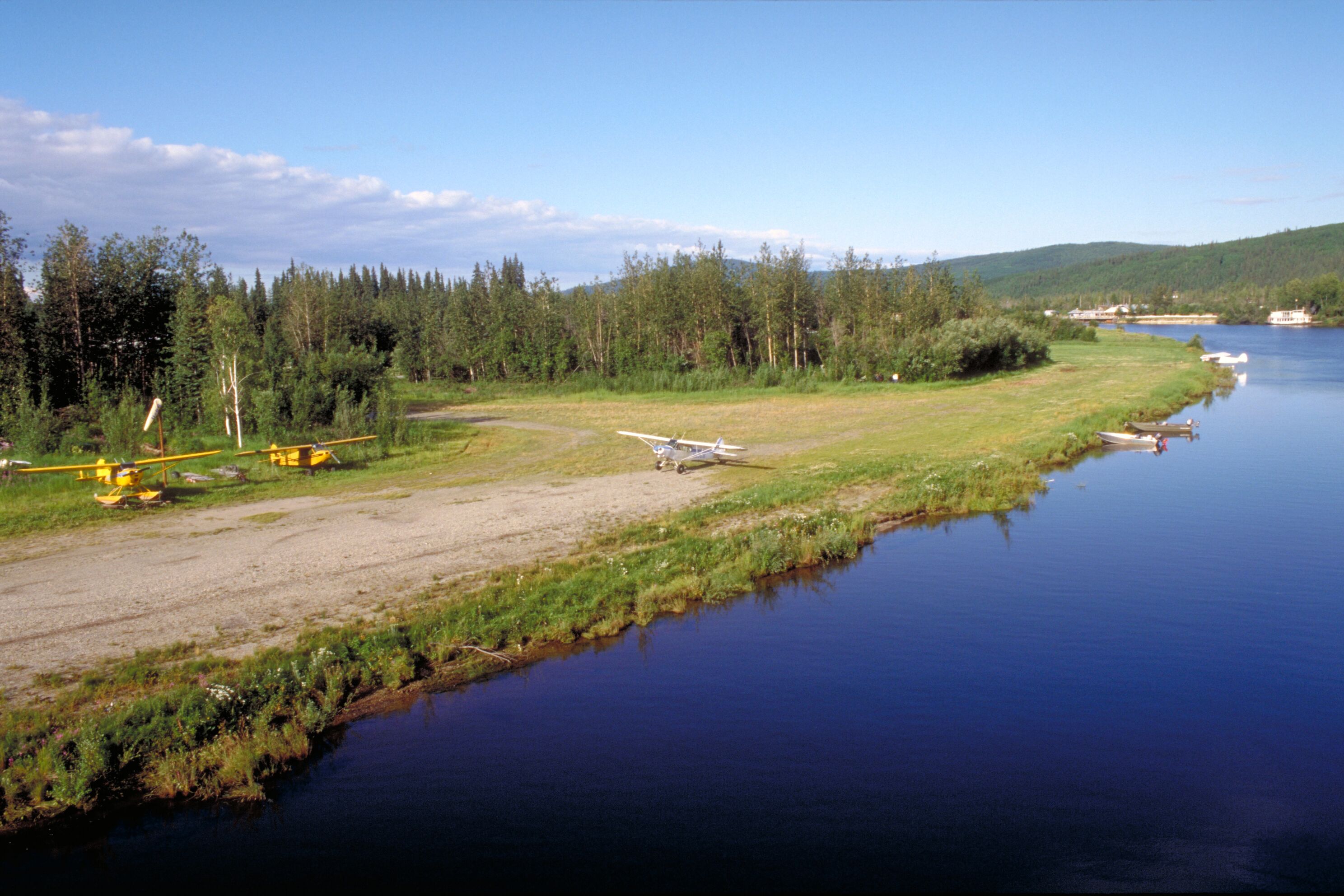 Leichtflugzeuge an einem Fluss in Fairbanks 