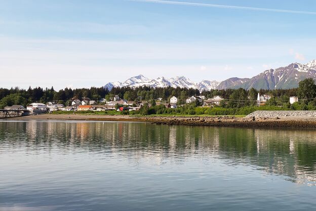 Der Blick auf die Kleinstadt Haines in Alaska vom Hafen aus Der Blick auf die Kleinstadt Haines in Alaska vom Hafen aus
