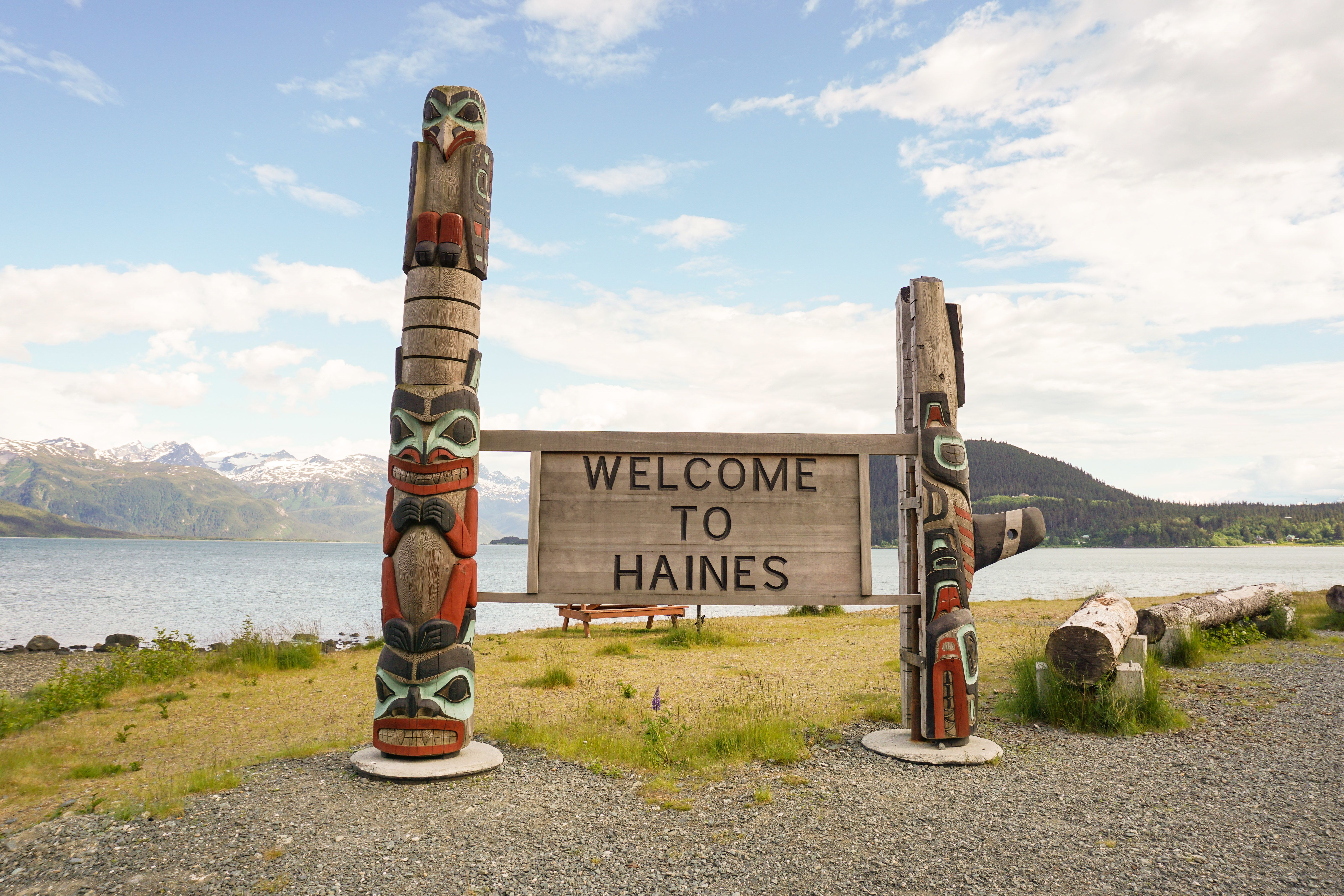 Ein Willkommensschild der Kleinstadt Haines am Chilkoot River