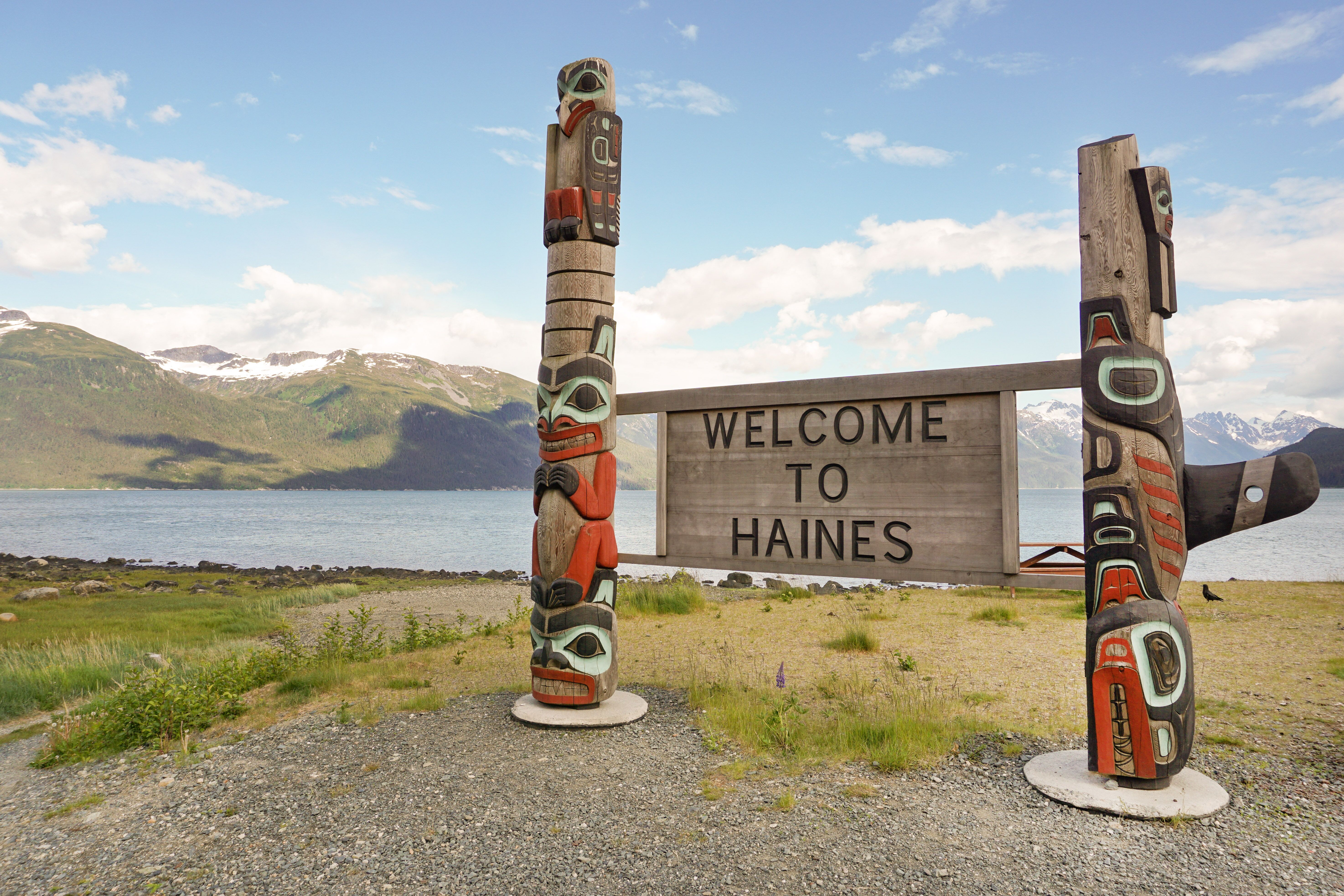 Ein Willkommensschild der Kleinstadt Haines am Chilkoot River