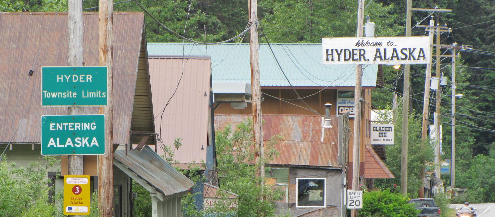 StraÃŸe durch eine Siedlung, Hyder, Alaska