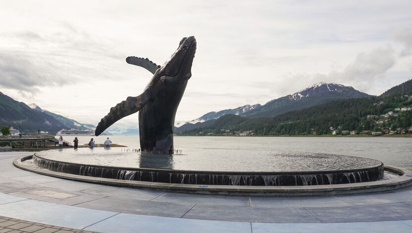 Der Blick auf eine Wal Statue im Mayor Bill Overstreet Park in Juneau, Alaska