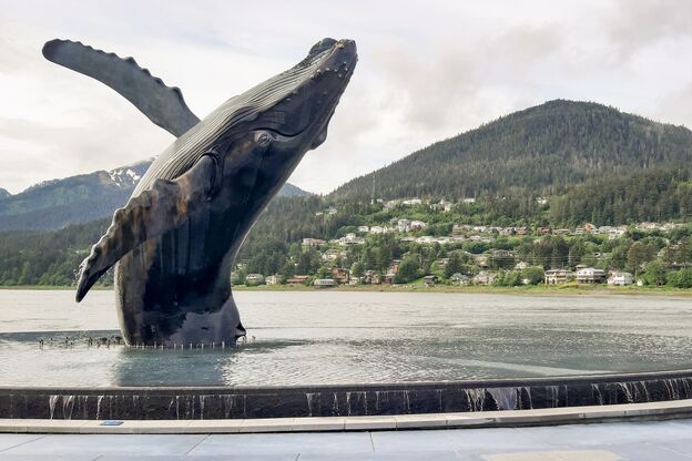 Eine Wal Statue im Mayor Bill Overstreet Park in Juneau, Alaska