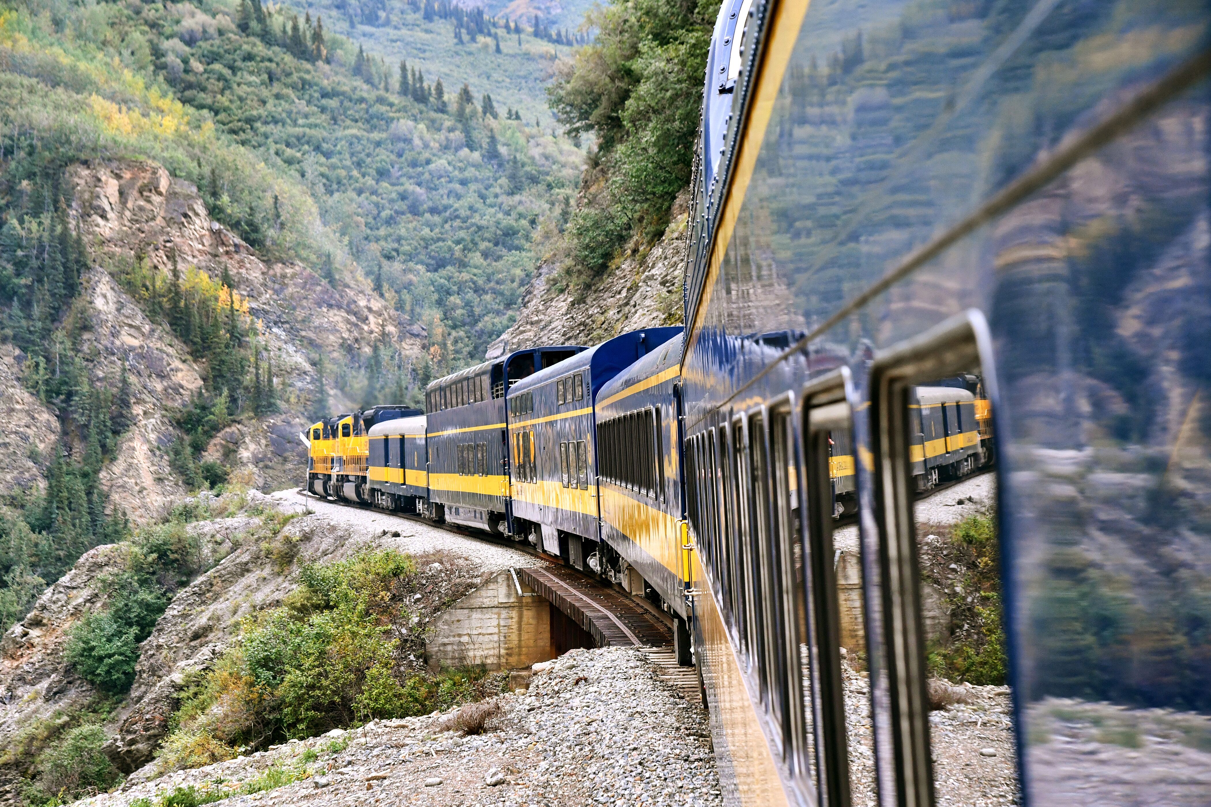 Sich durch die Berge Alaskas windender Zug