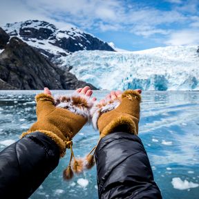 Eine Frau genießt den Anblick des imposanten Holgate Glaciers im Kenai Fjords Nationalpark in Alaska