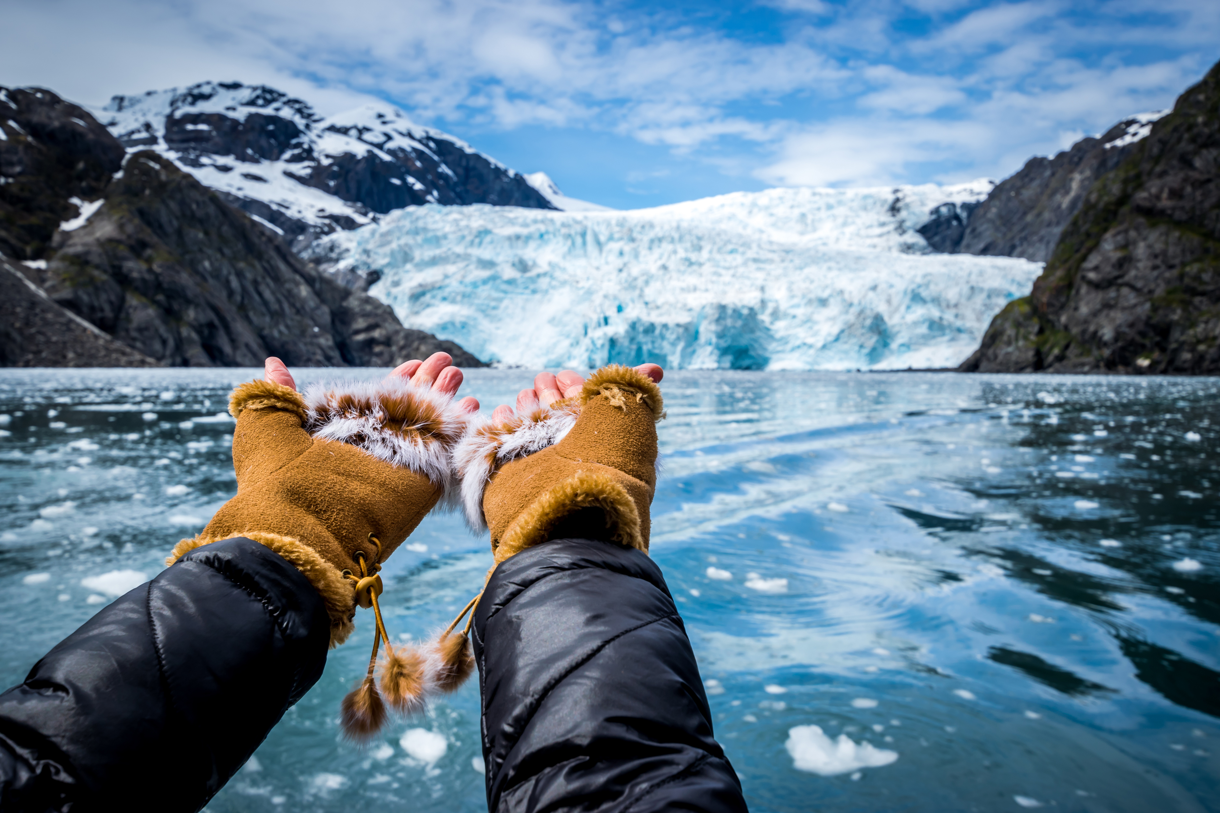 Eine Frau genießt den Anblick des imposanten Holgate Glaciers im Kenai Fjords Nationalpark in Alaska
