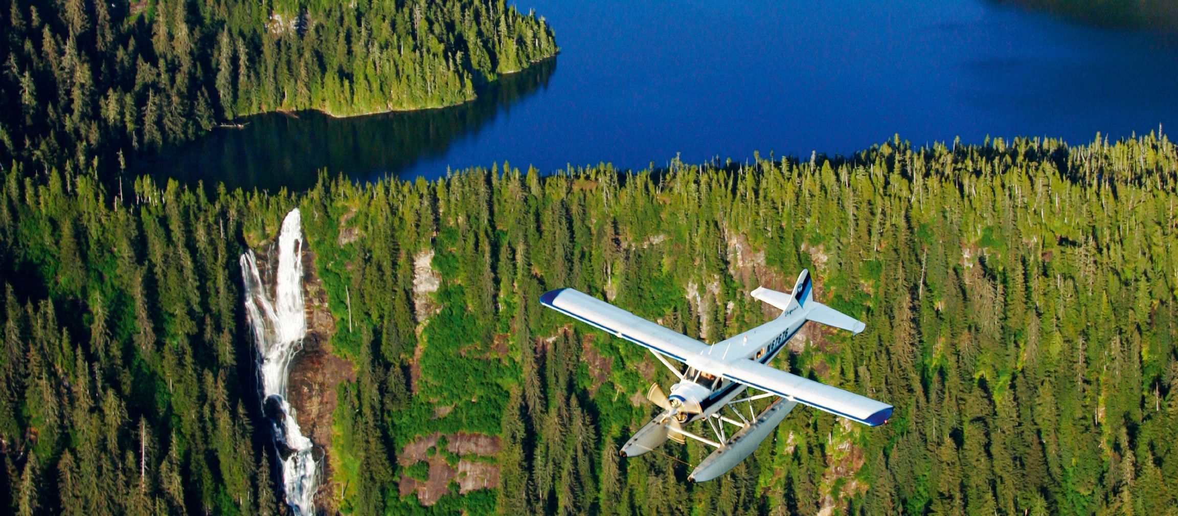 Ein Wasserflugzeug Ã¼ber dem Misty Fjord, Ketchikan, Alaska