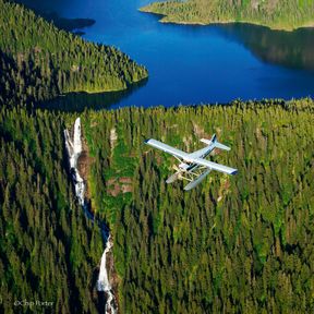 Ein Wasserflugzeug Ã¼ber dem Misty Fjord, Ketchikan, Alaska