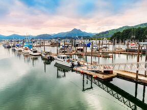 Der kleine Hafen von Kodiak Island in Alaska im Morgendunst