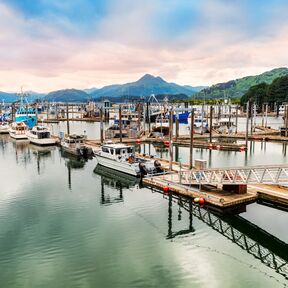 Der kleine Hafen von Kodiak Island in Alaska im Morgendunst