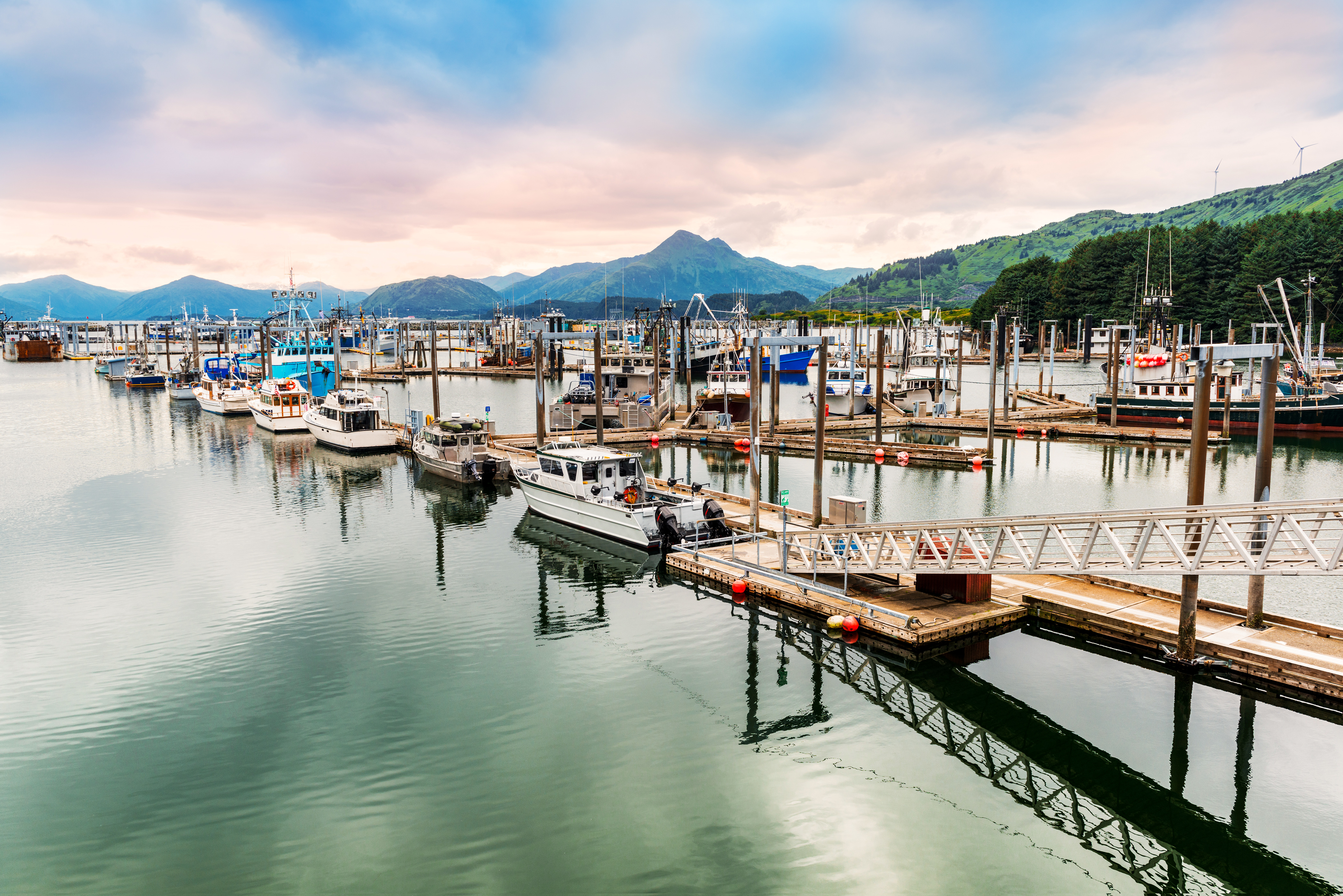 Der kleine Hafen von Kodiak Island in Alaska im Morgendunst
