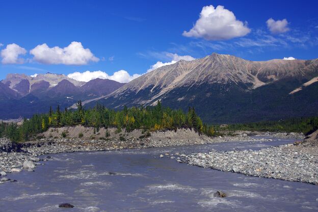 Berge und Fluss bei McCarthy, Alaska Berge und Fluss bei McCarthy, Alaska