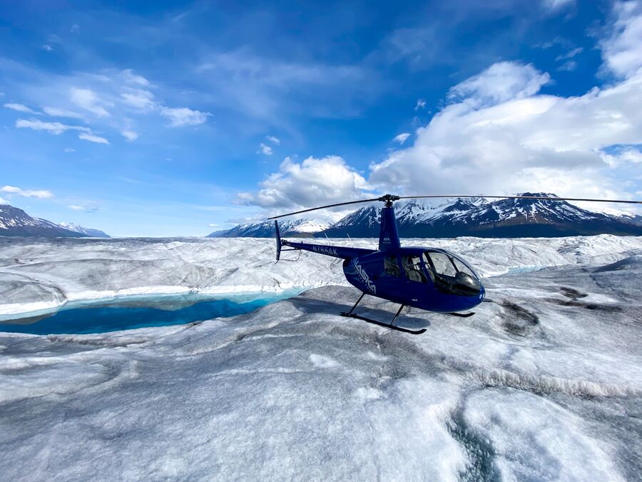 Helikopter auf dem majestätischen Knik Glacier