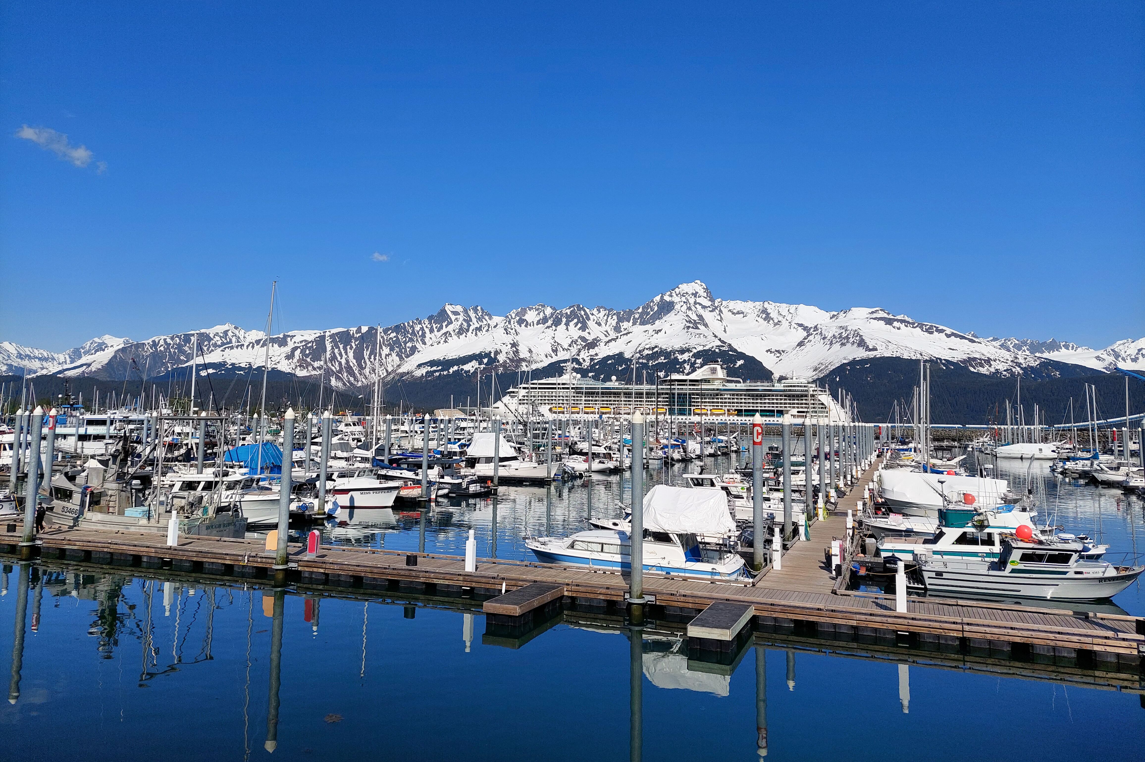 Die imposante Bergkulisse hinter dem Hafen von Seward