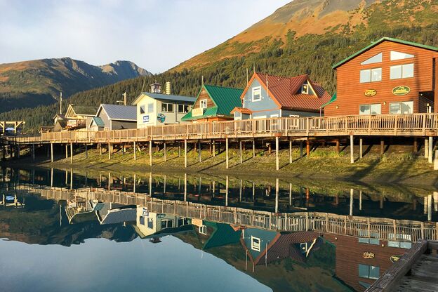 Die Sonne geht auf im Hafen von Seward, Alaska Die Sonne geht auf im Hafen von Seward, Alaska
