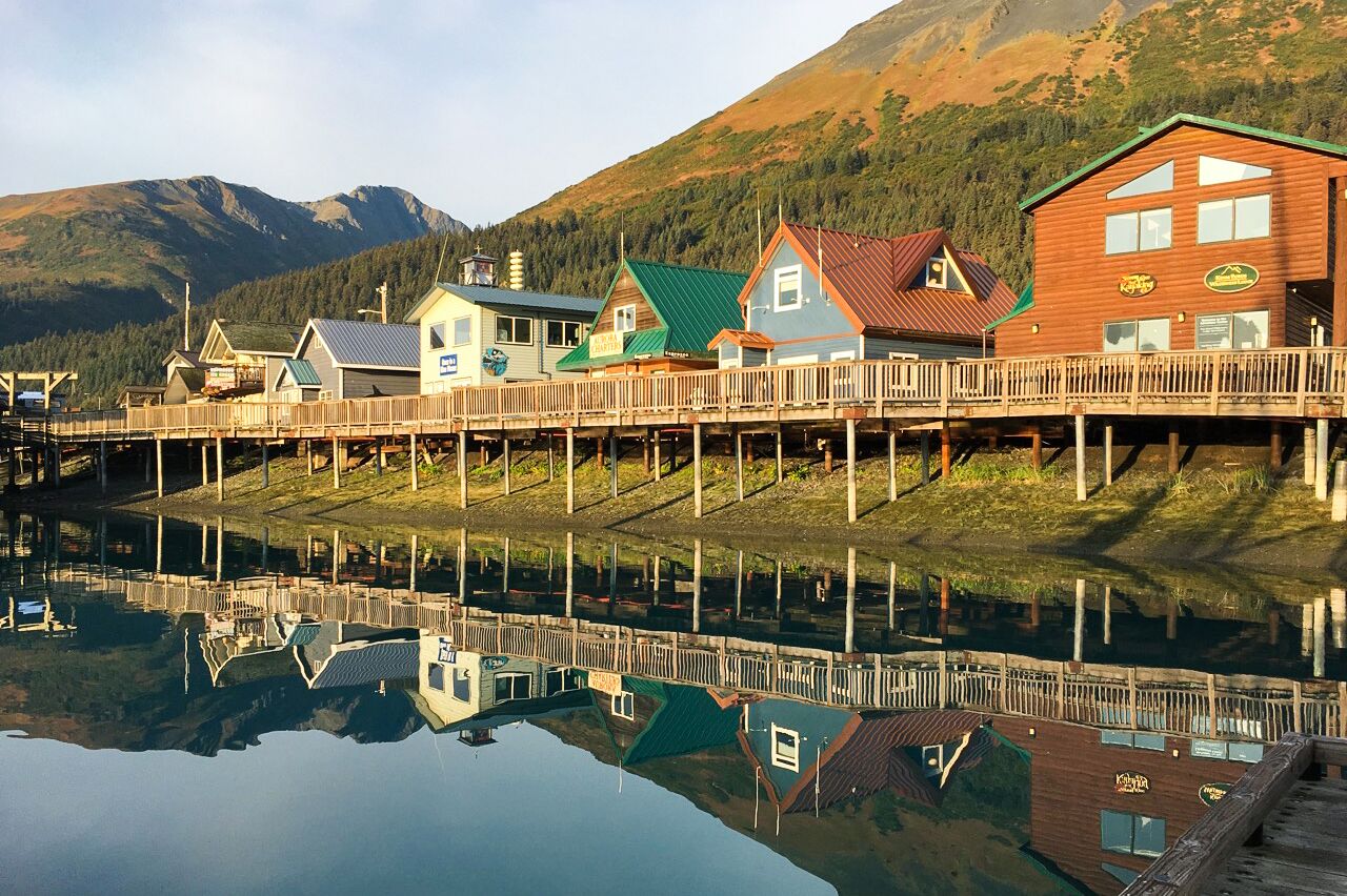 Die Sonne geht auf im Hafen von Seward, Alaska