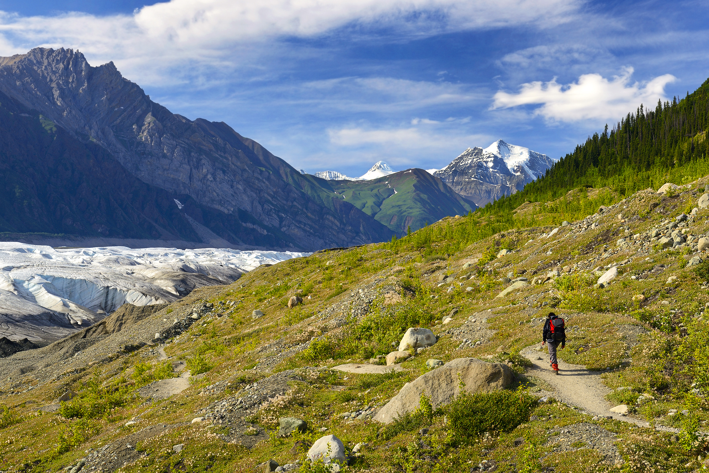 Ein Wanderer auf dem Weg zum Root Glacier im Wrangell St. Elias Nationalpark