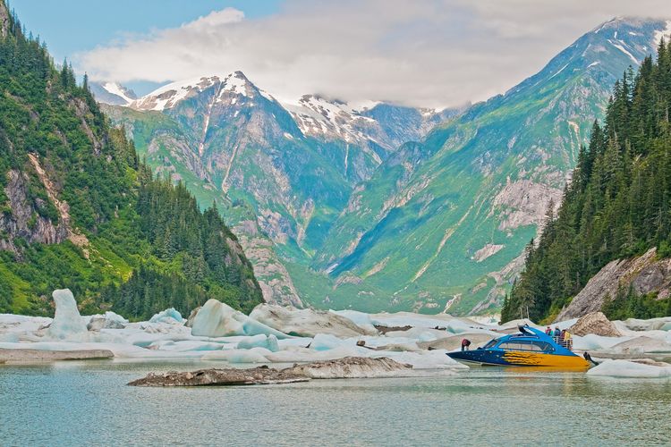 Boot auf dem Shakes Glacier Lake