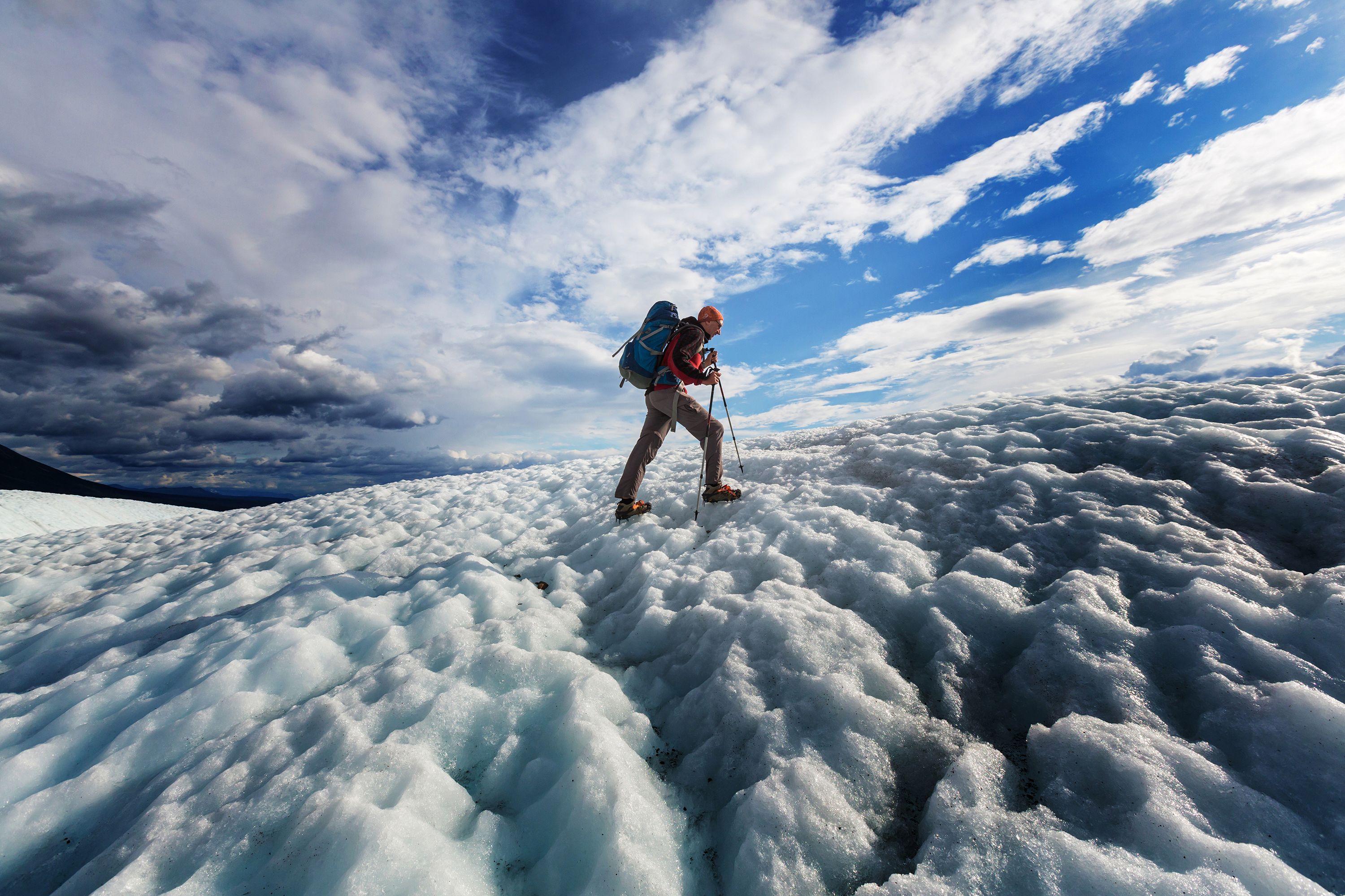 Ein Mann wandert auf dem Root Glacier im Wrangell St. Elias National Park