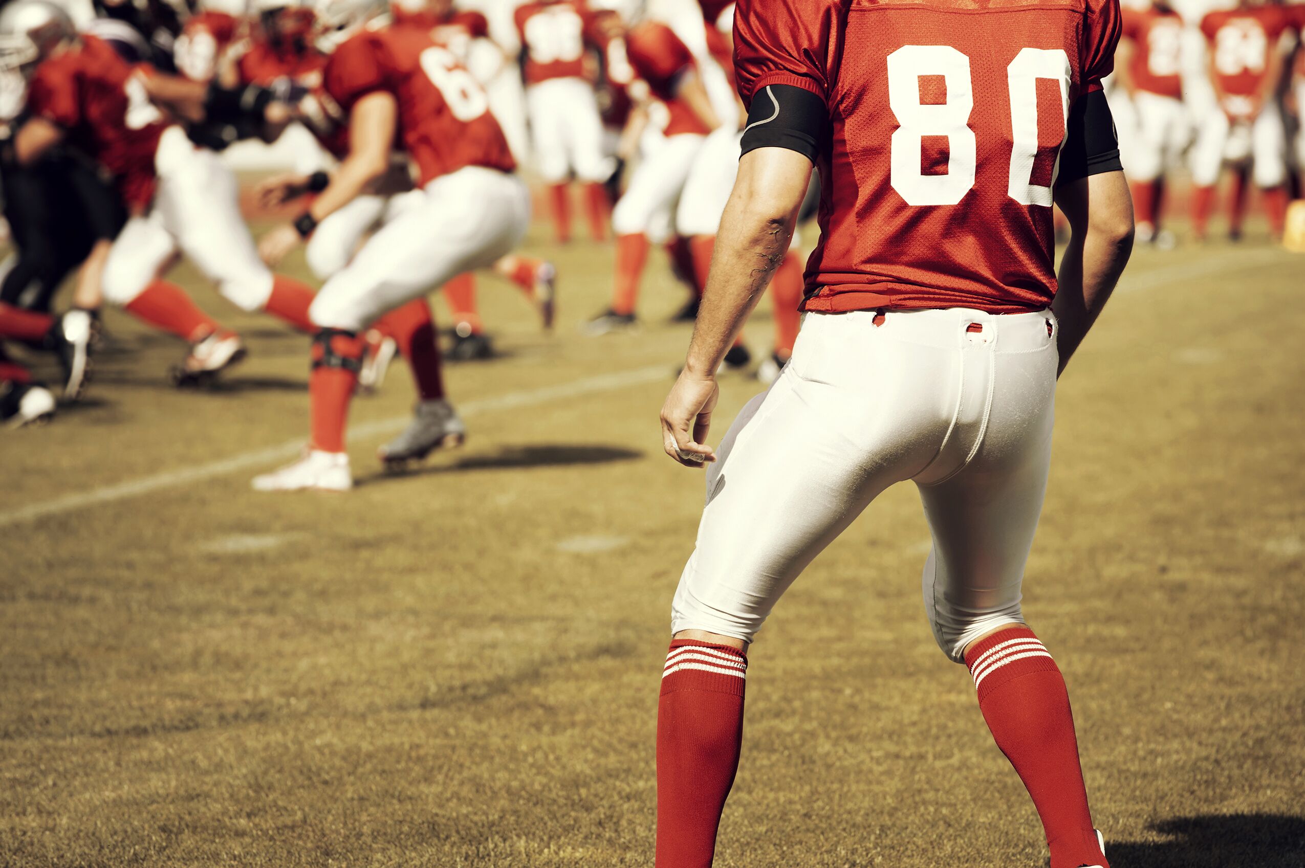 Menschen feiern mit Mardi Gras Verkleidung beim letzten Superbowl in New Orleans