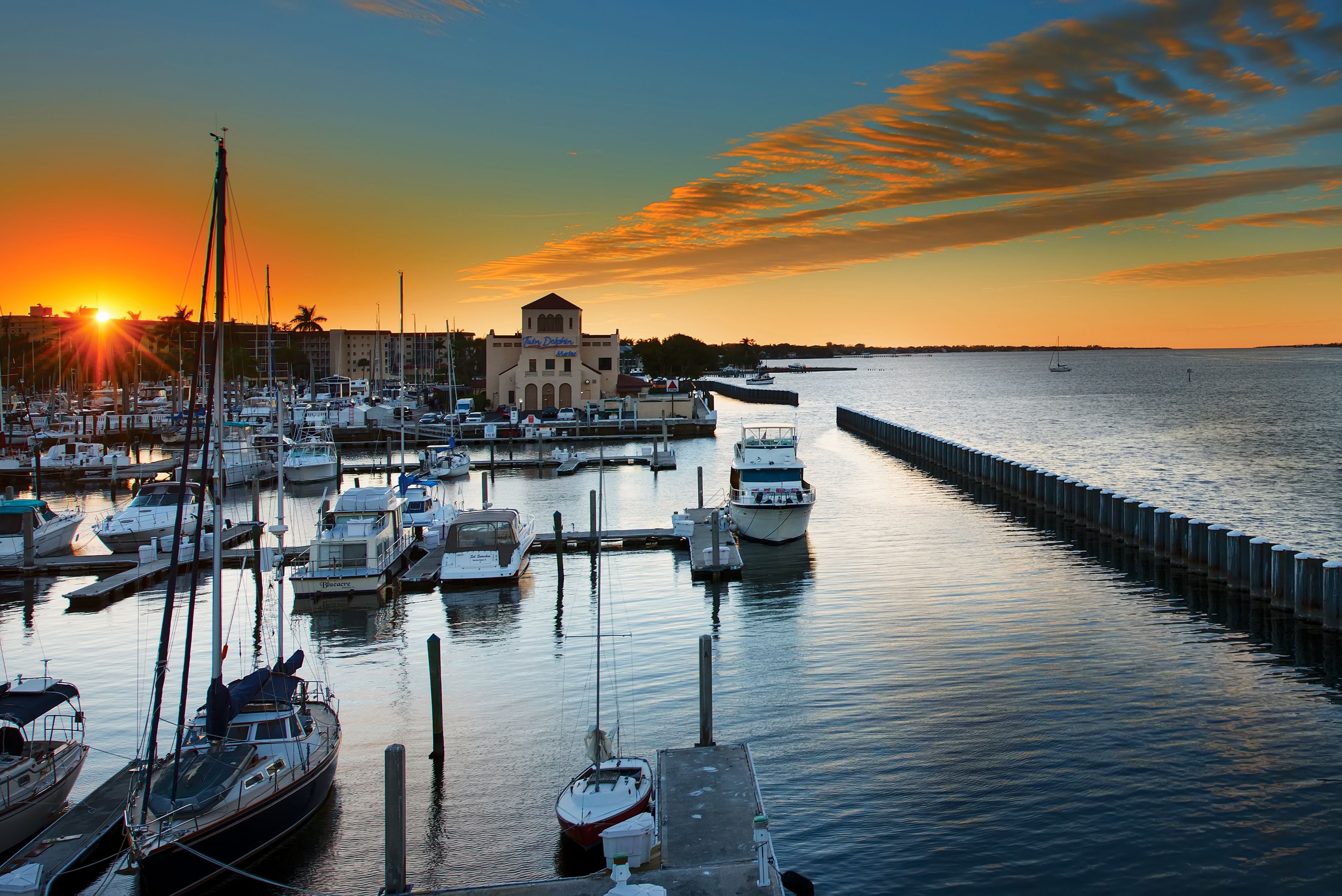 Sonnenuntergang an der Pier 22 der Twin Dophin Marina beim Riverwalk des Manatee River in Bradenton