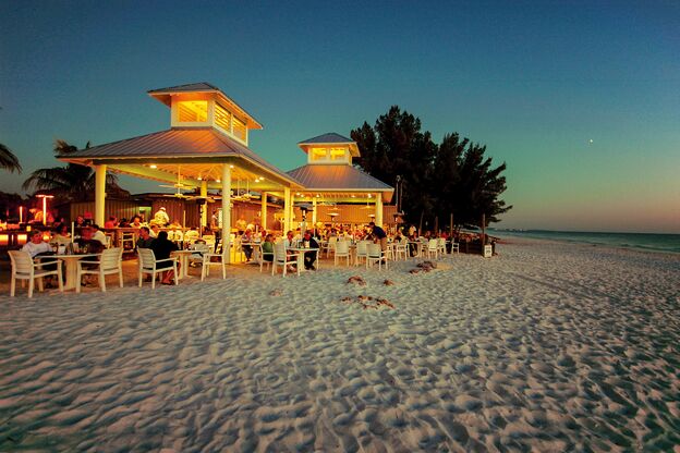 Abendessen direkt am Strand im Sandbar Restaurant auf Anna Maria Island in Florida Abendessen direkt am Strand im Sandbar Restaurant auf Anna Maria Island in Florida