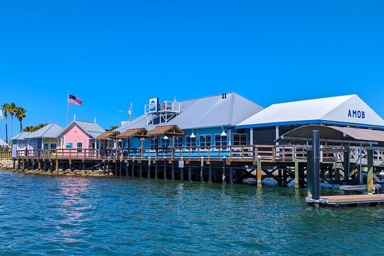 Der Historic Bridge Street Pier vom Wasser aus