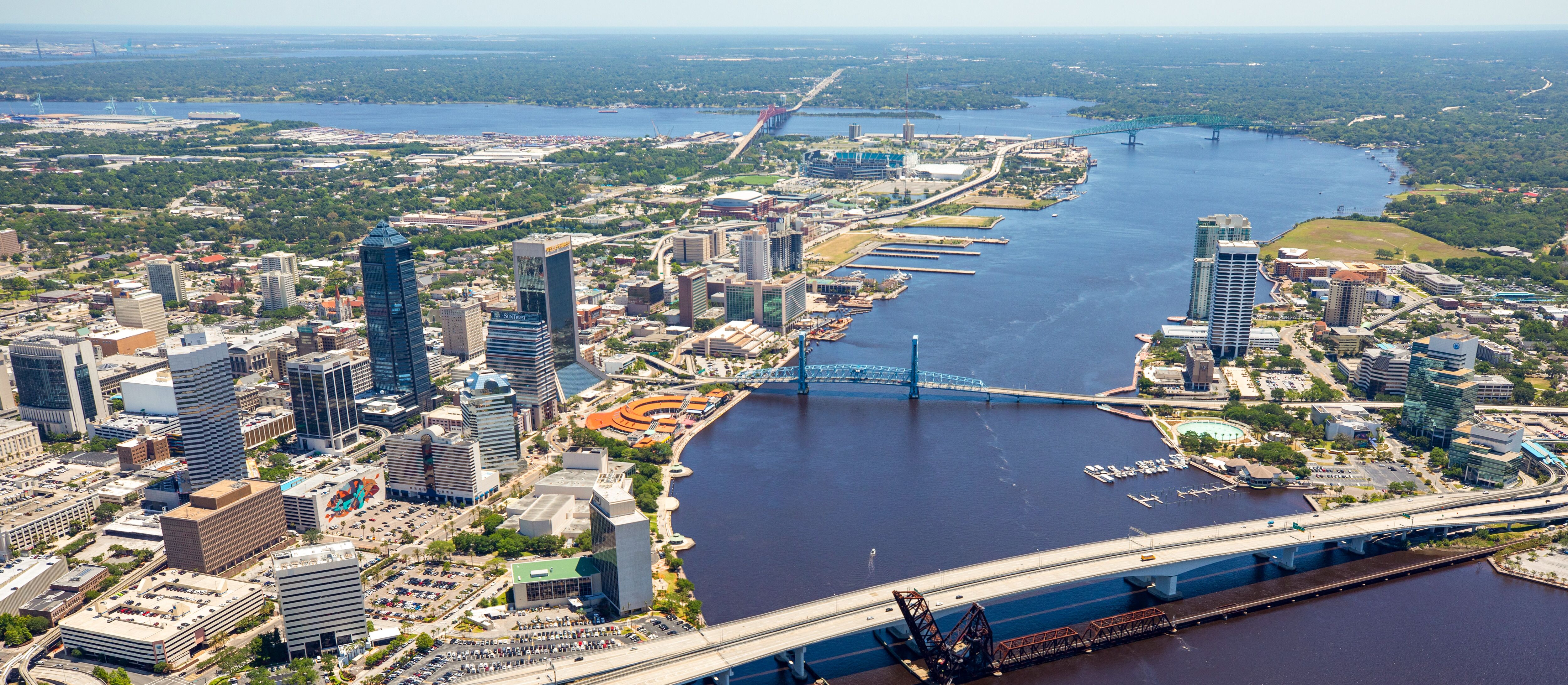 Die Skyline von Jacksonville mit Hochhäusern und dem St. Johns River