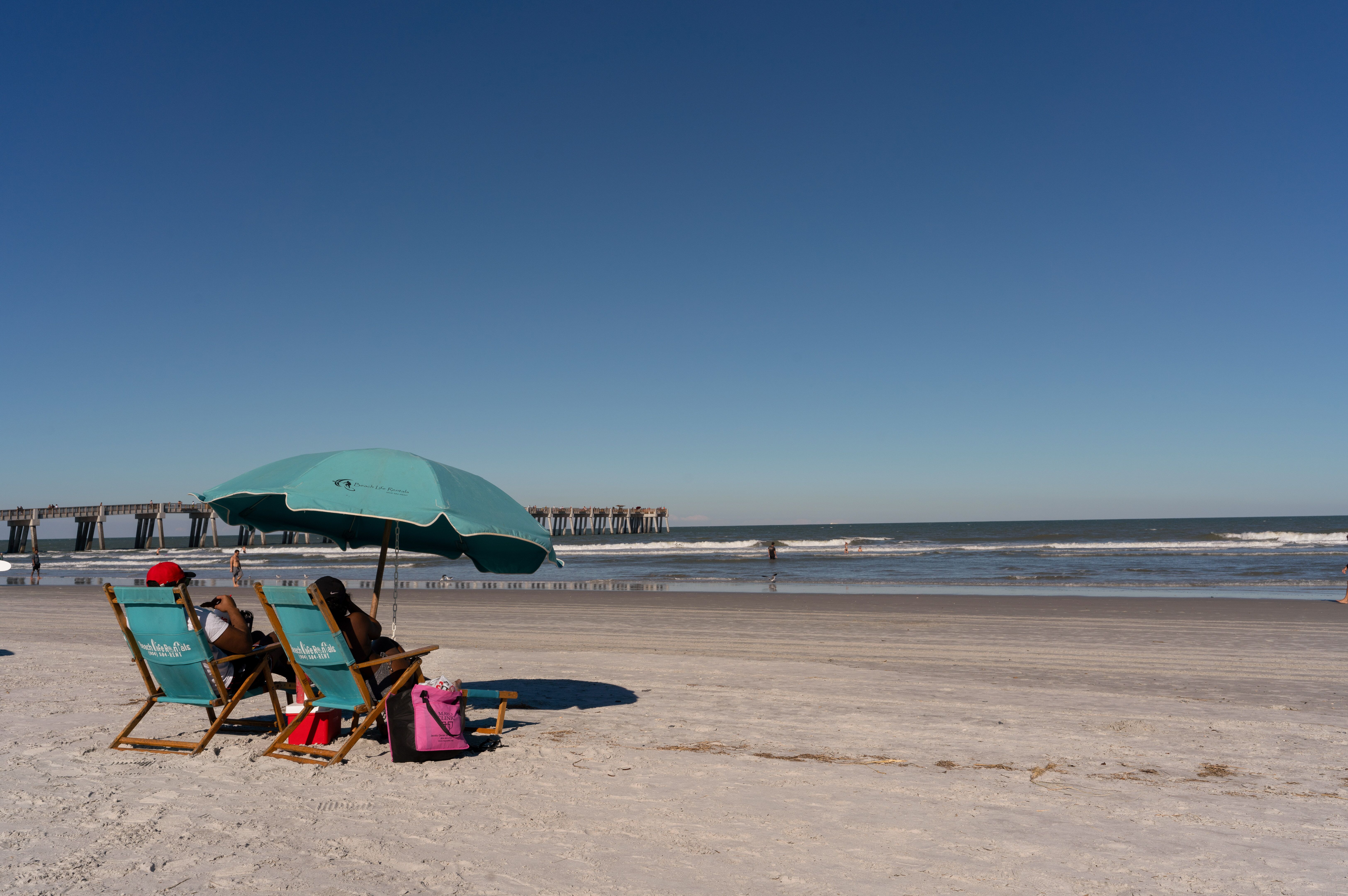 Am Jacksonville Beach liegen und entspannen