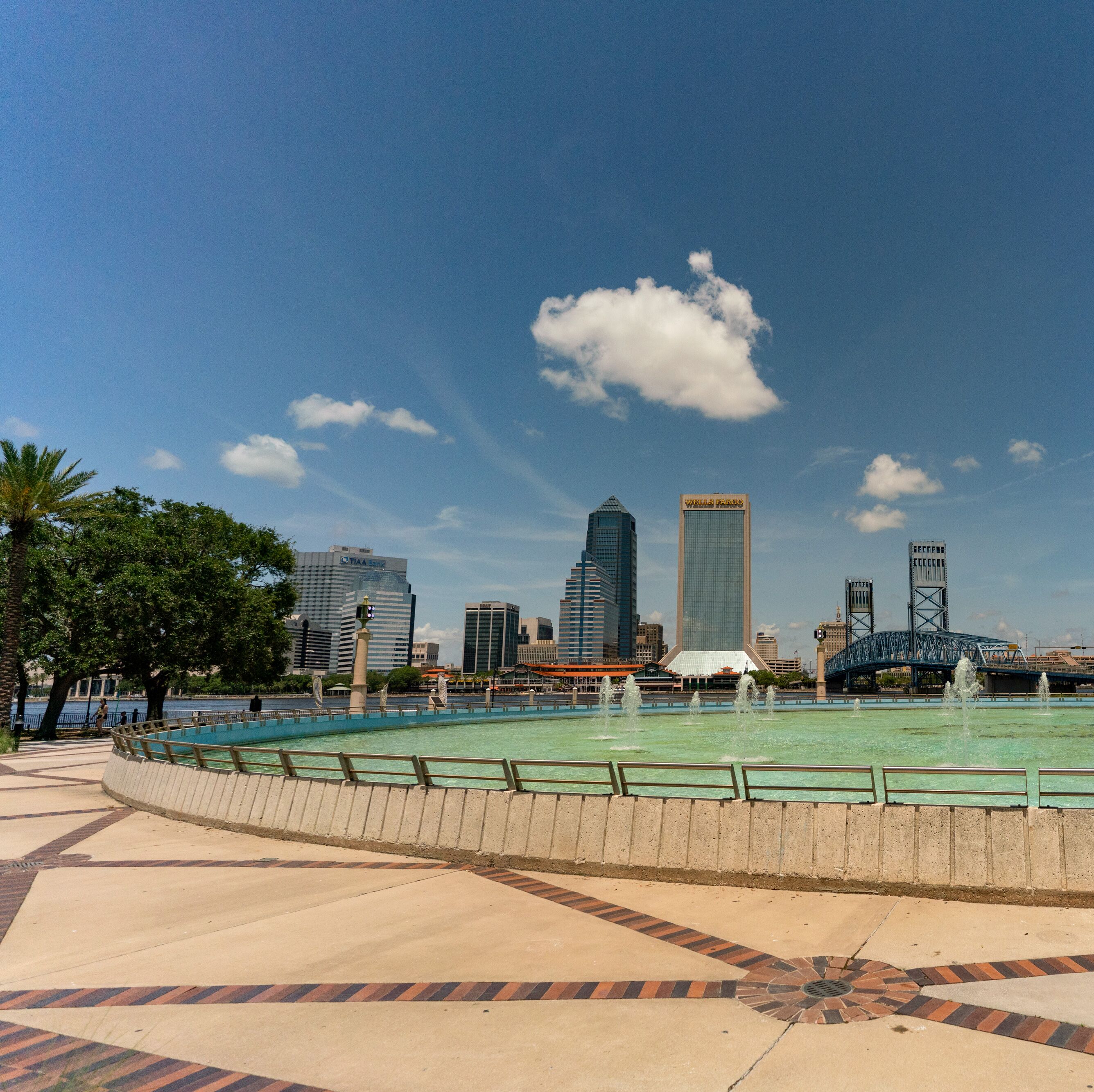 Friendship Fountain mit Jacksonvilles Skyline im Hintergrund